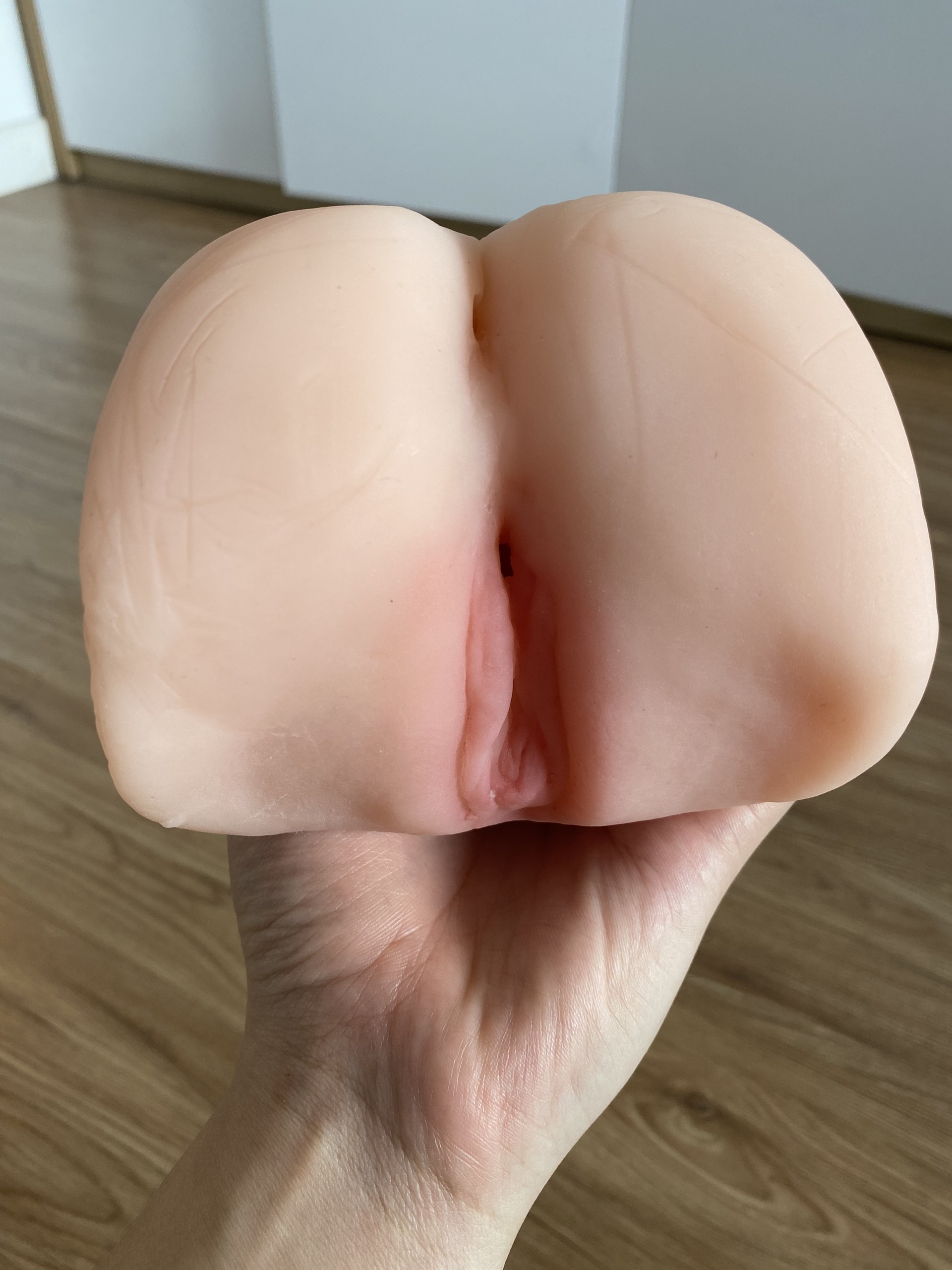 Âm đạo giả cỡ lớn có hậu môn banh háng