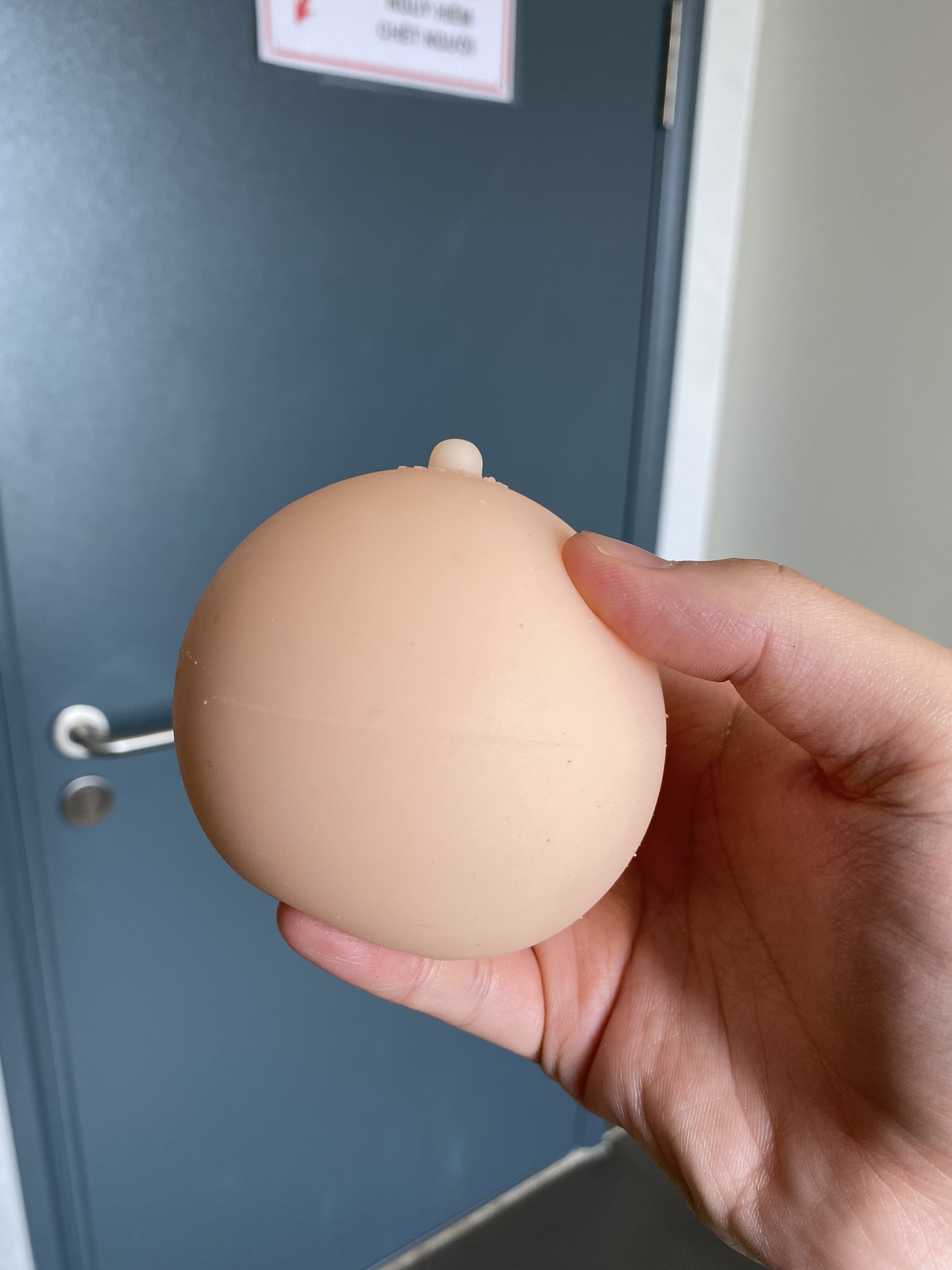 Vú giả cầm tay có lỗ âm đạo cỡ nhỏ