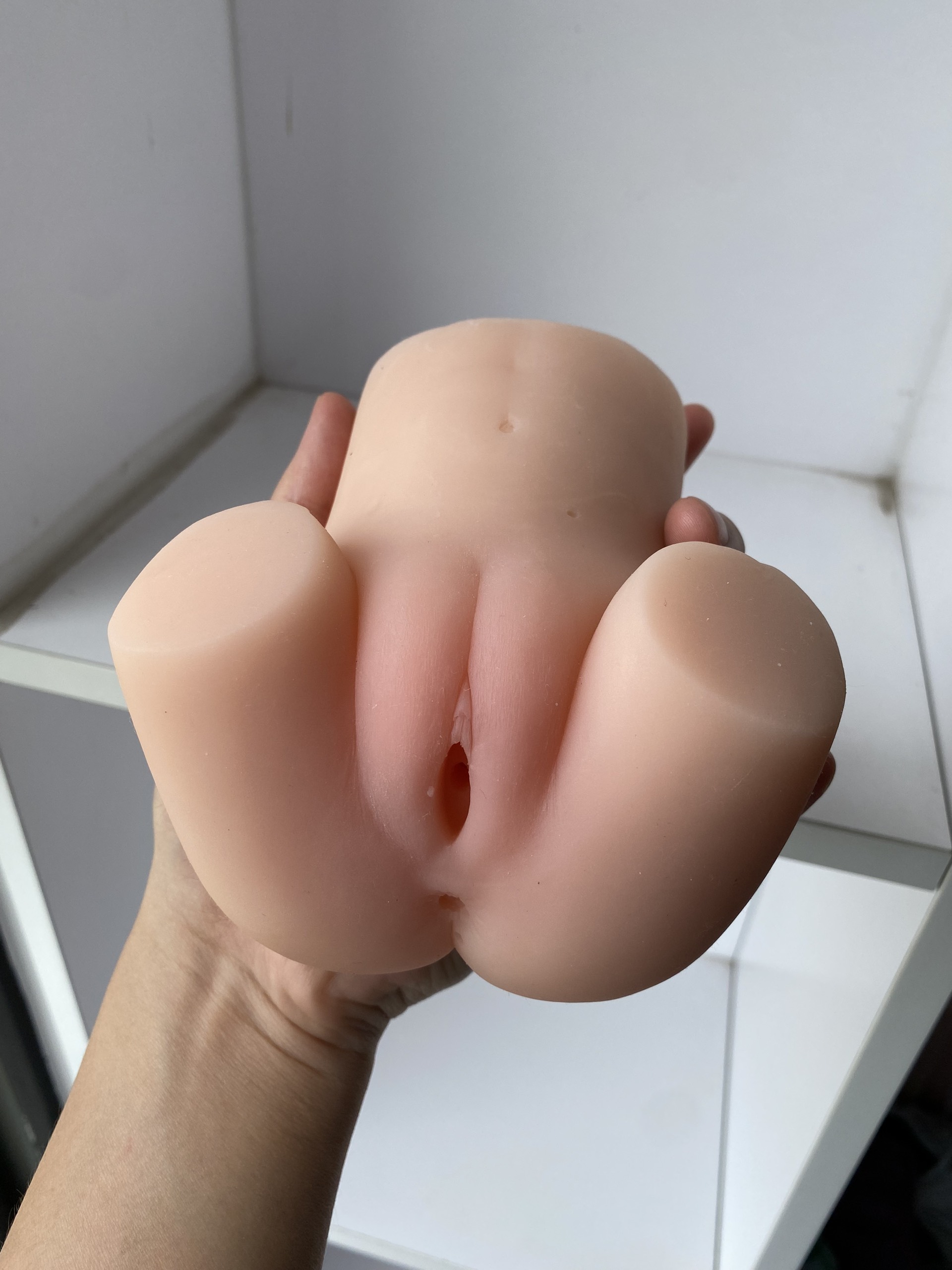 Âm đạo giả cầm tay có mông đùi sexy