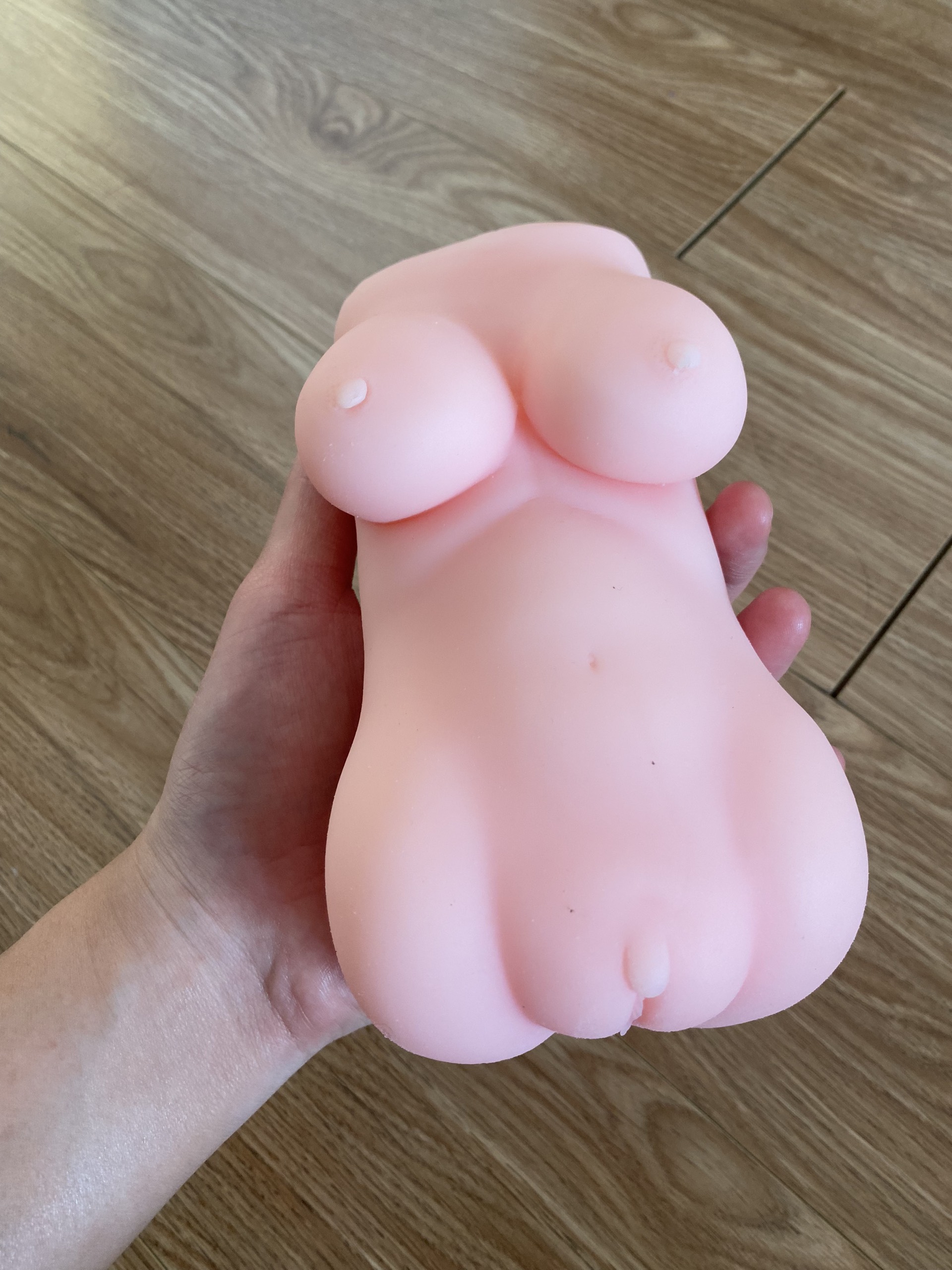 Âm đạo giả cầm tay ngực to