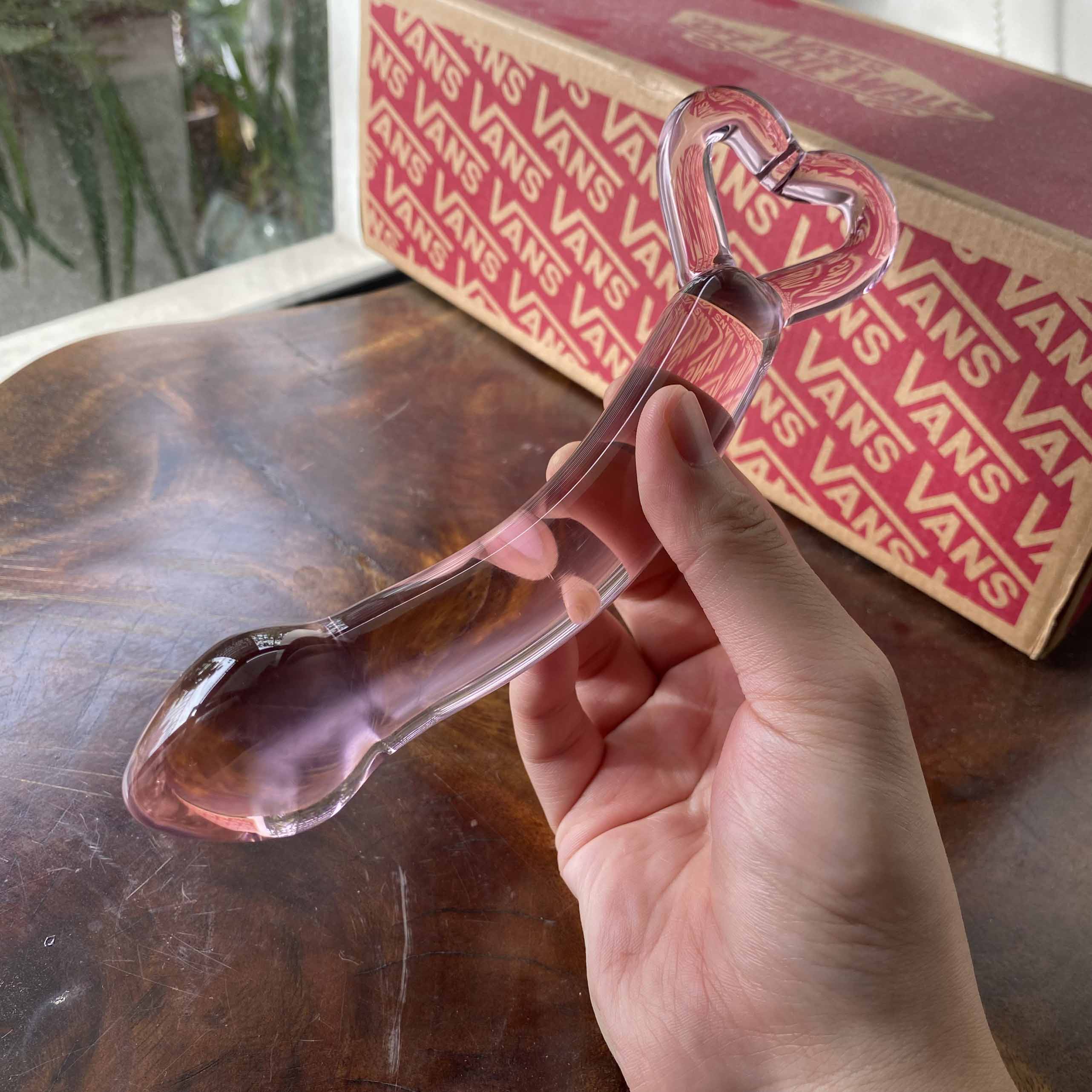 Dương vật giả pha lê hình trái tim cắm mông âm đạo