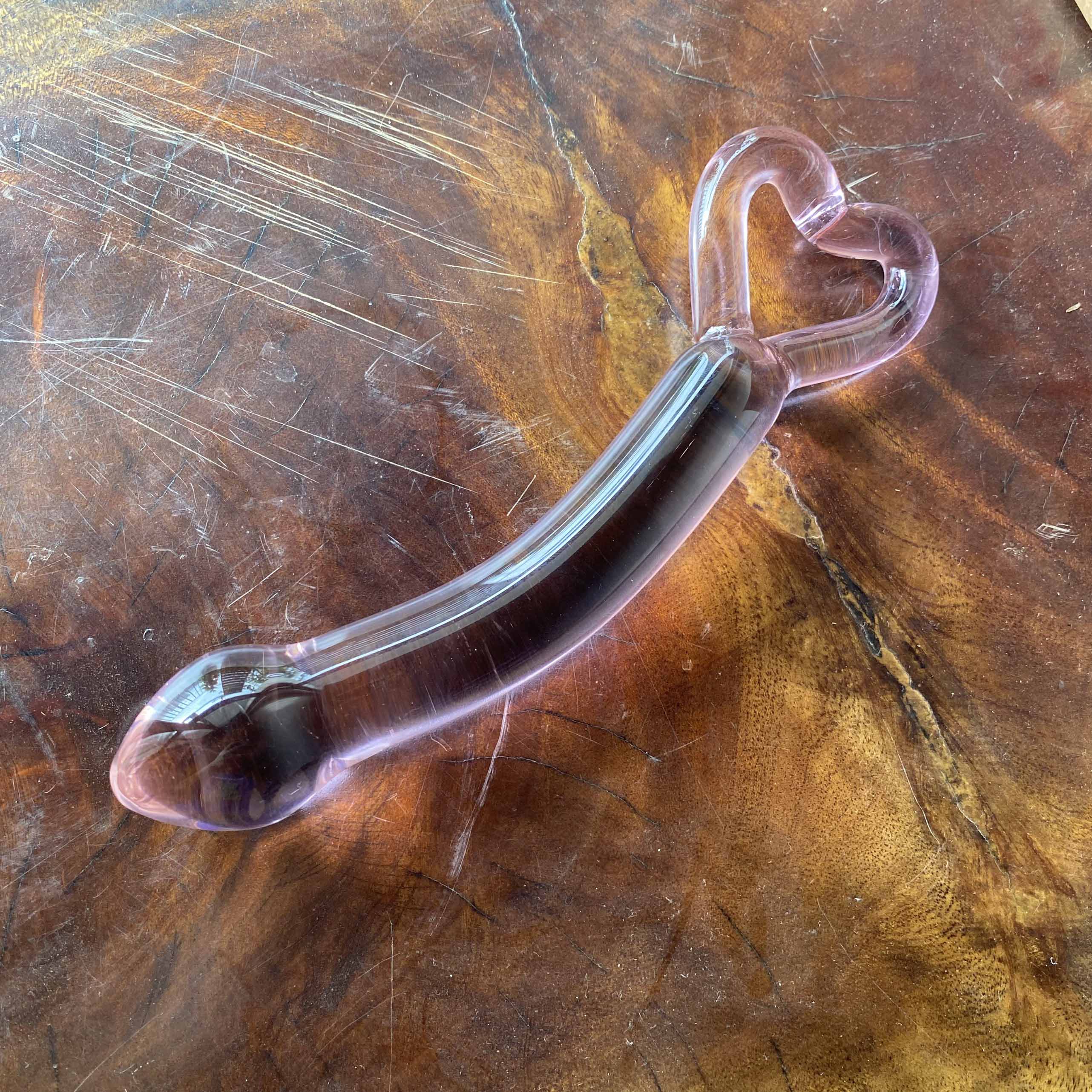 Dương vật giả pha lê hình trái tim cắm mông âm đạo