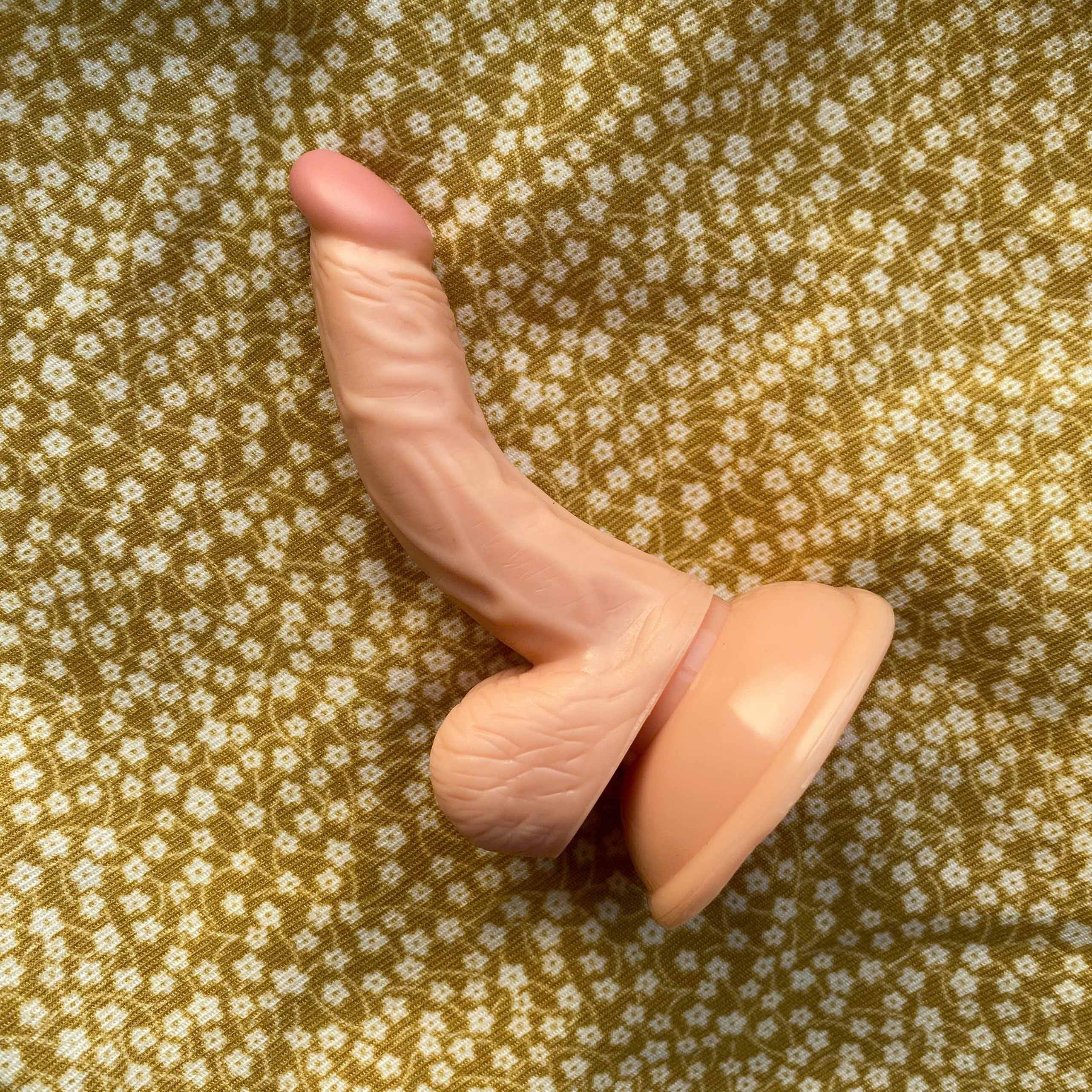 Dương vật giả kích thước nhỏ gắn tường kiểu dáng cong trắng hồng