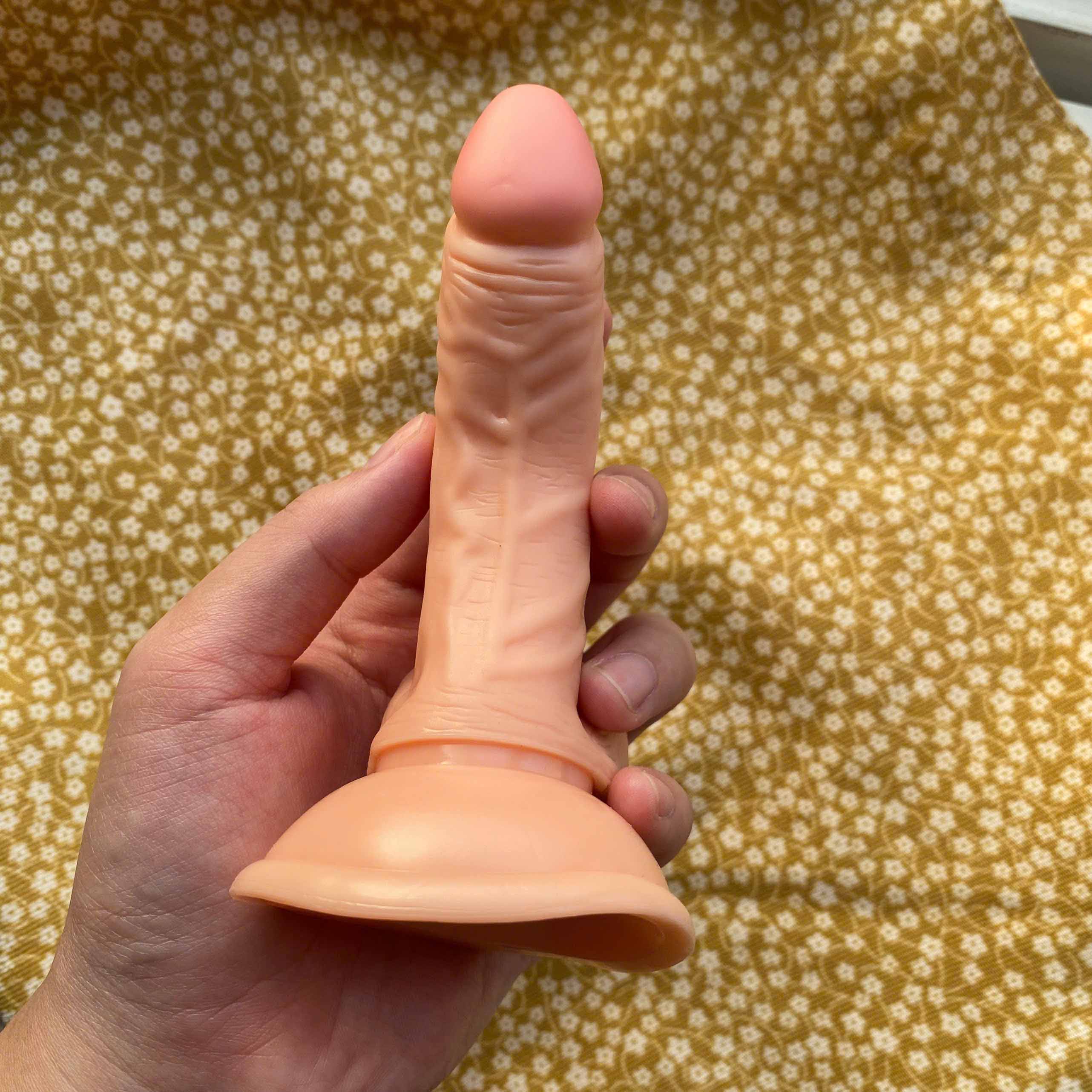 Dương vật giả kích thước nhỏ gắn tường kiểu dáng cong trắng hồng