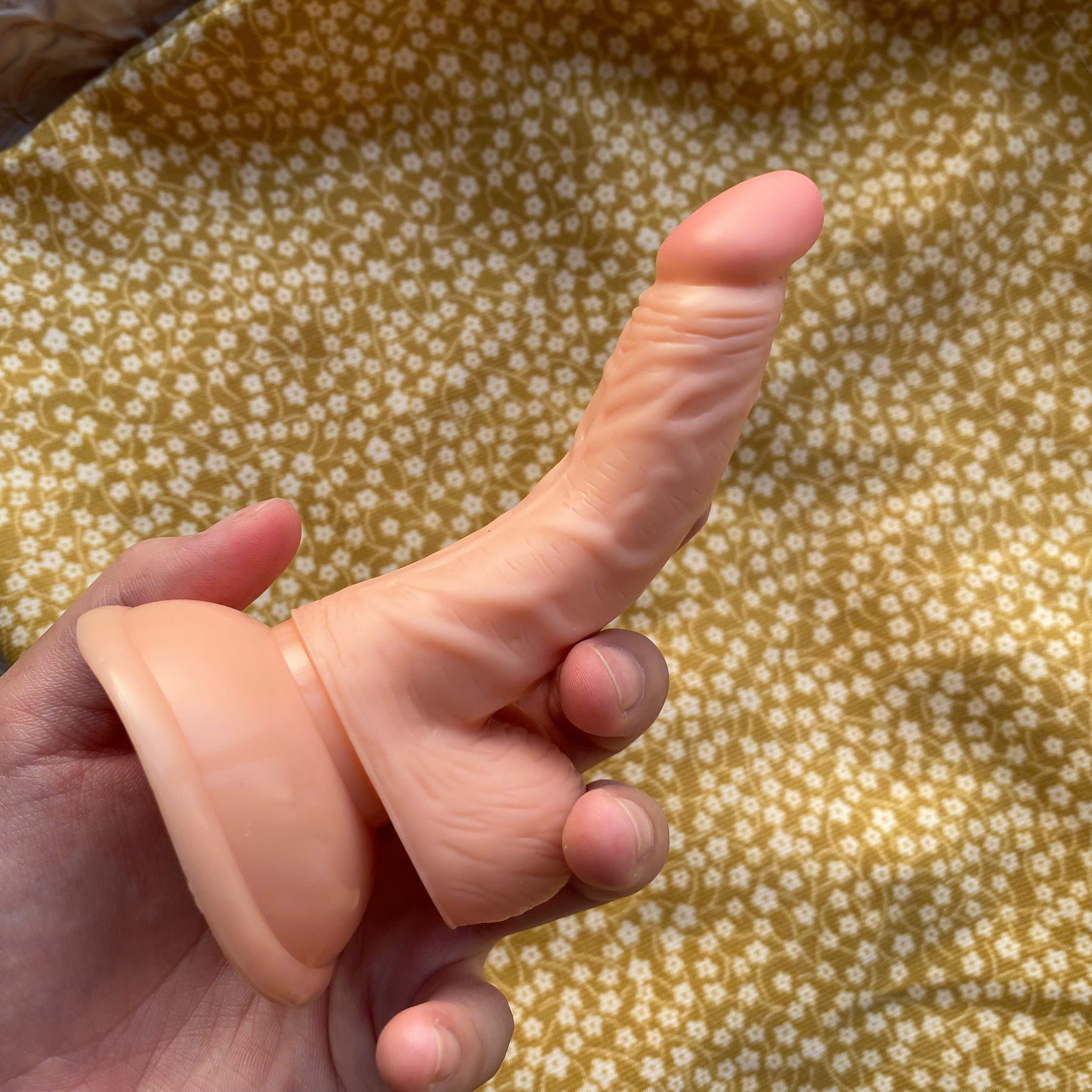 Dương vật giả kích thước nhỏ gắn tường kiểu dáng cong trắng hồng