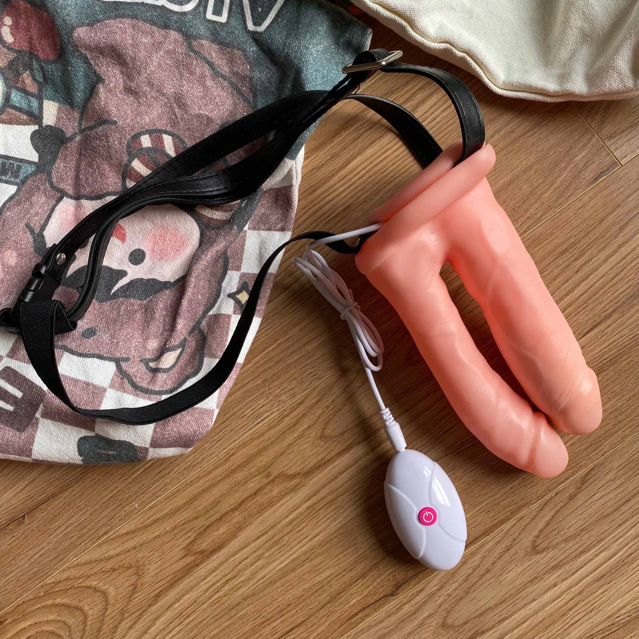 Dildo đeo hông unisex Lovetoy – Rỗng, rung, dây đeo da điều chỉnh thoải mái