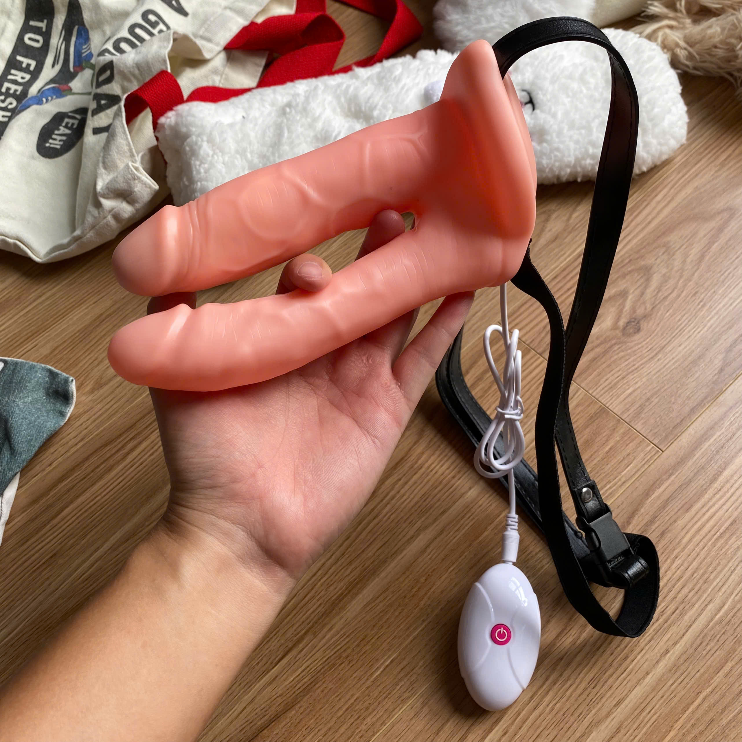 Dildo đeo hông unisex Lovetoy – Rỗng, rung, dây đeo da điều chỉnh thoải mái