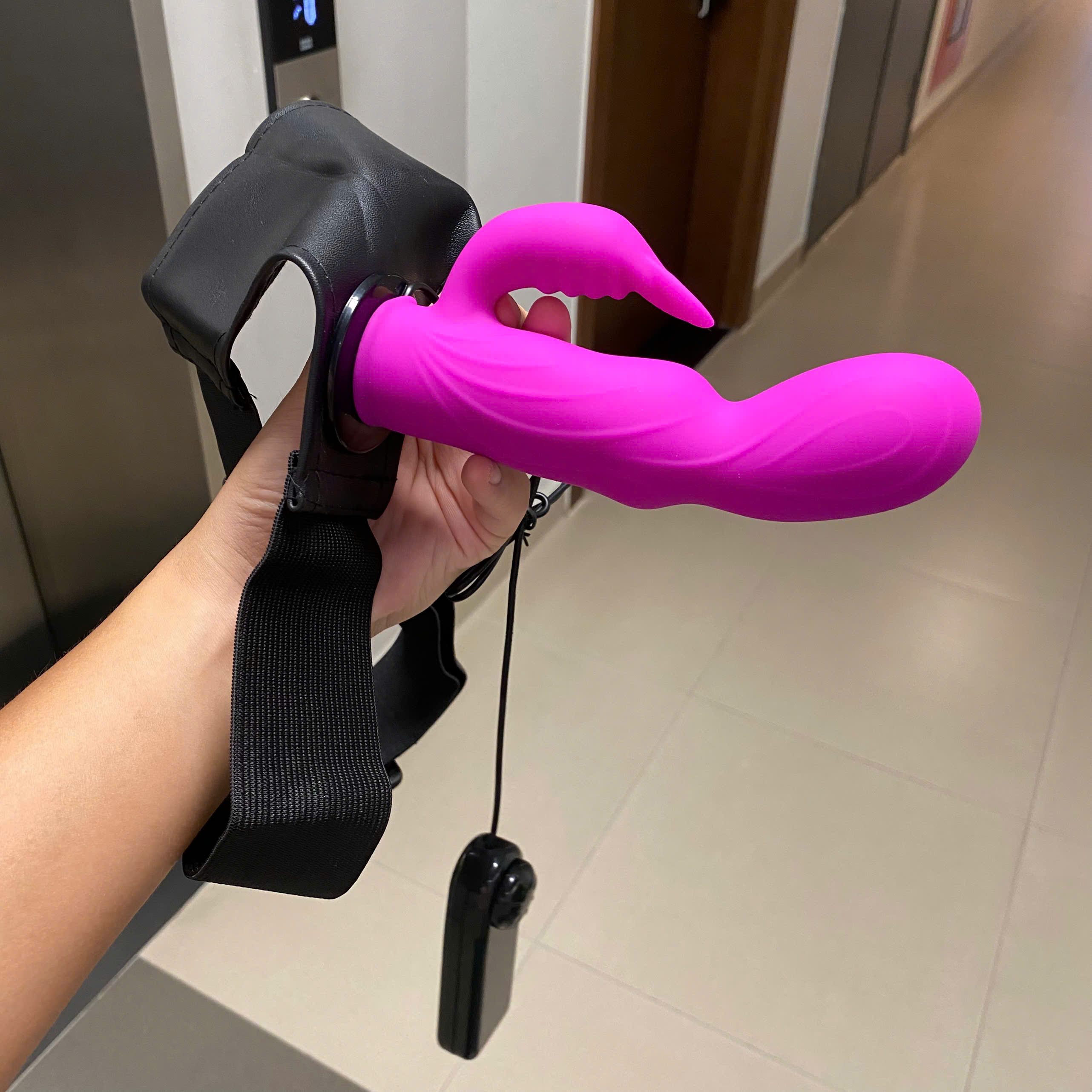 Đồ chơi đeo hông rung mạnh - Dương vật giả có điều khiển dây gây khoái cảm cực đỉnh