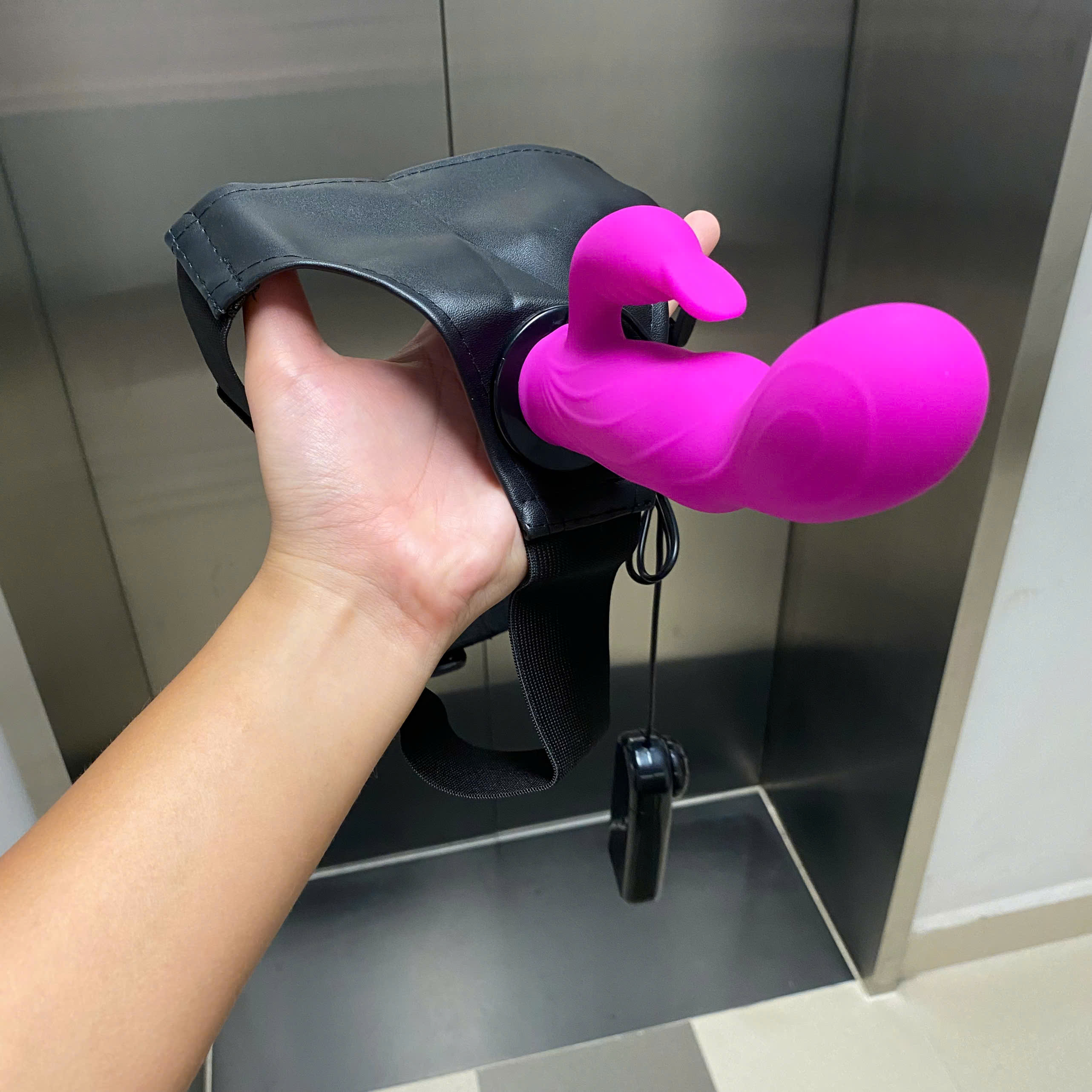 Đồ chơi đeo hông rung mạnh - Dương vật giả có điều khiển dây gây khoái cảm cực đỉnh