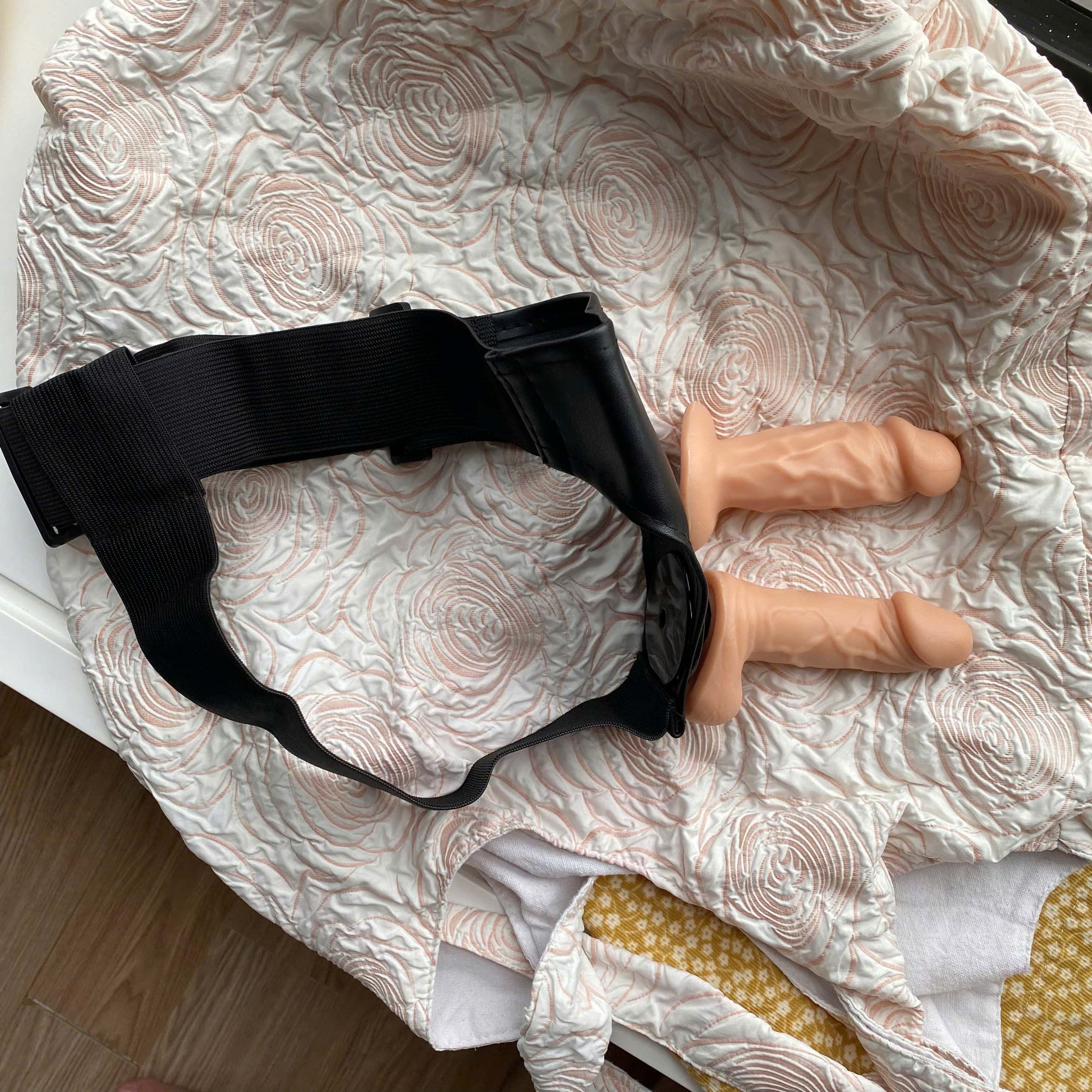 Dụng Cụ Đeo Dildo Jessica Strap On Da PU Kèm 2 Dương Vật Giả Silicone