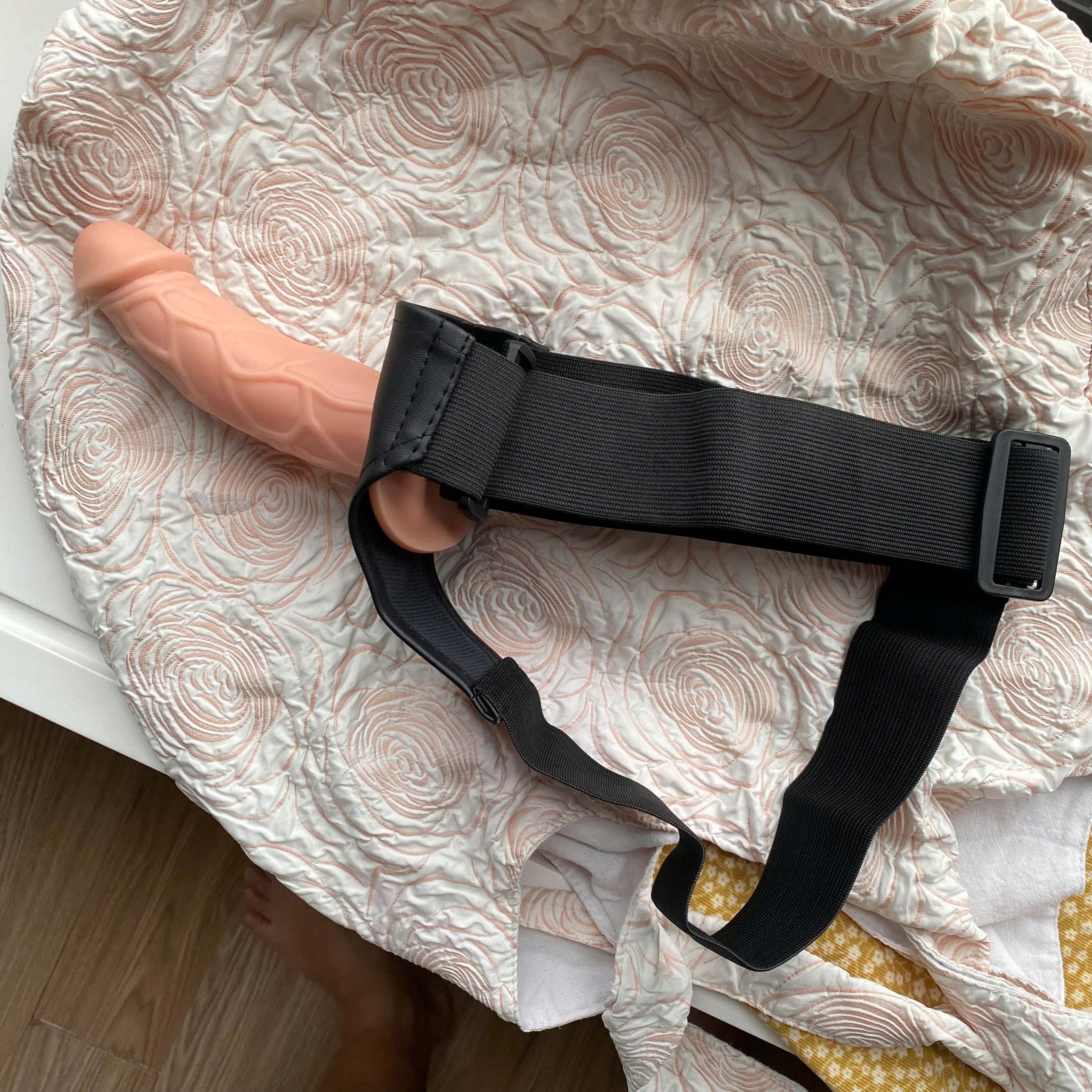 Dương Vật Giả Đeo Hông Baile Jessica Strap On Rỗng Ruột Silicone Có Dây Đai