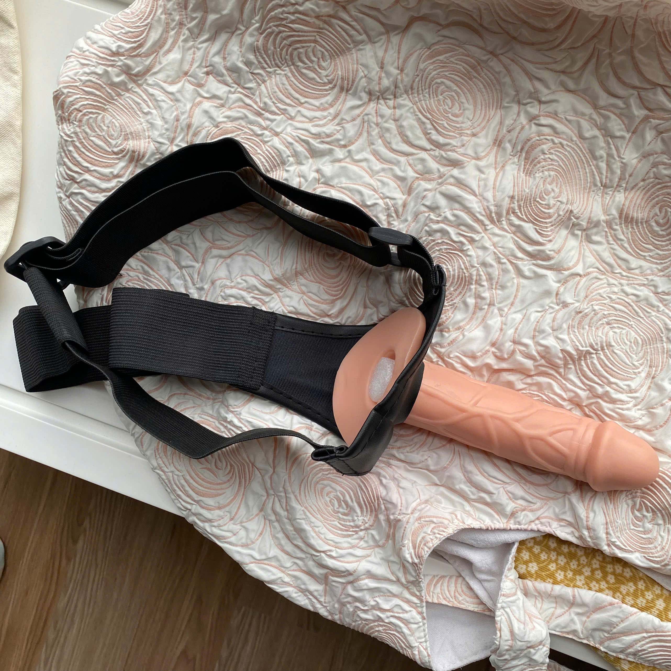 Dương Vật Giả Đeo Hông Baile Jessica Strap On Rỗng Ruột Silicone Có Dây Đai