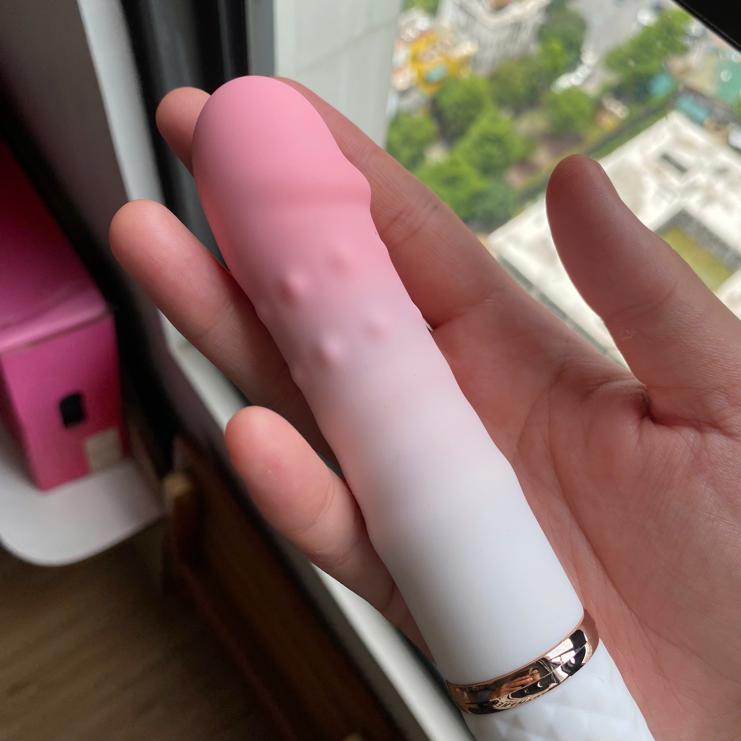 Máy thủ dâm tự động gắn tường rung thụt Silicon mềm bi gai điều khiển qua app Bluetooth