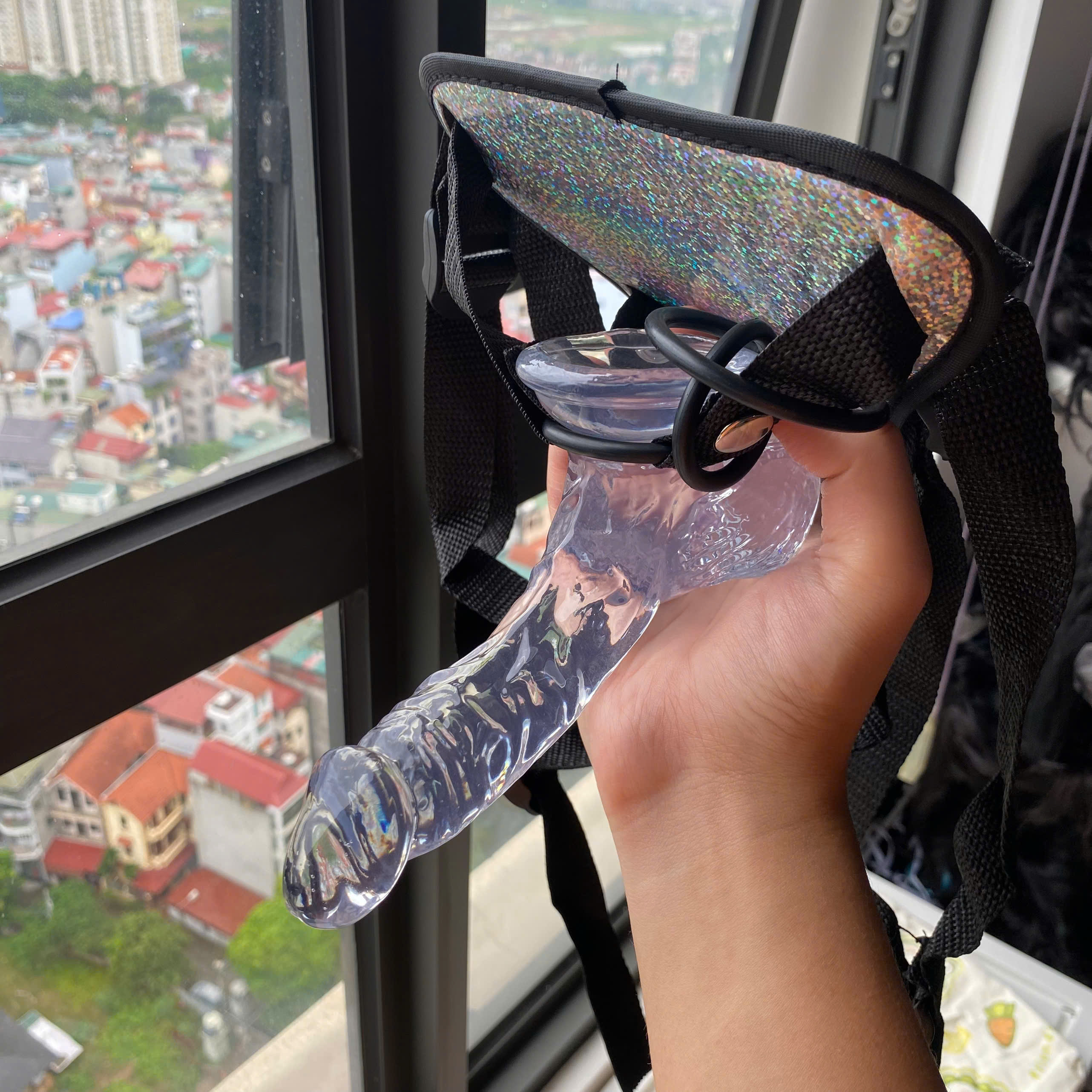 Dương vật giả trong suốt kèm dây đeo kim tuyến hấp dẫn