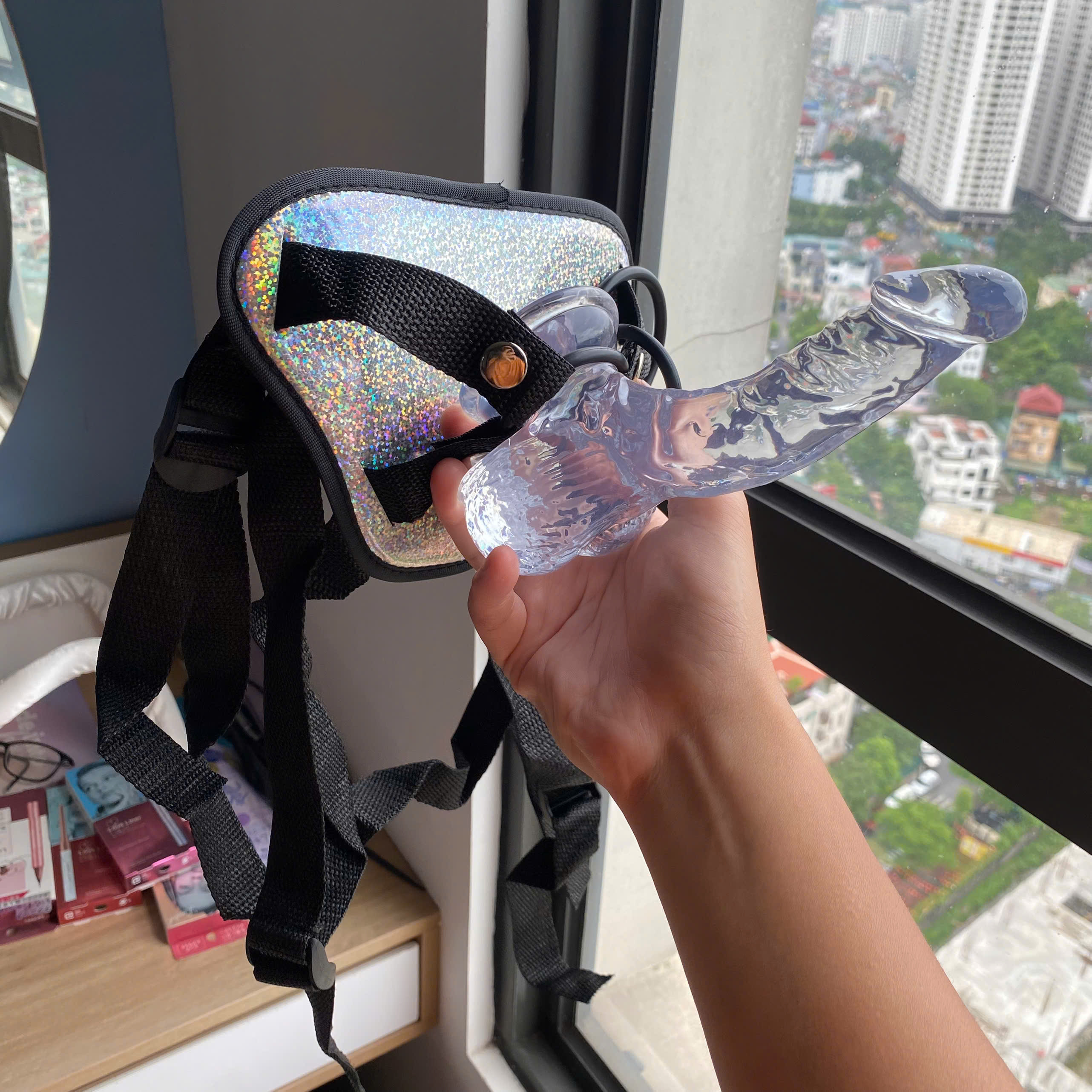 Dương vật giả trong suốt kèm dây đeo kim tuyến hấp dẫn