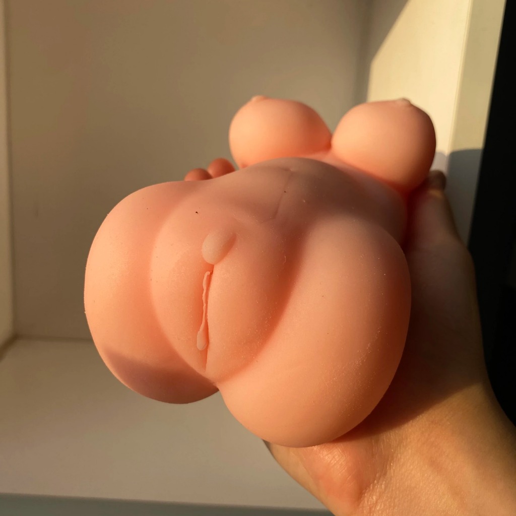 Âm đạo giả cầm tay ngực to - Ảnh 4