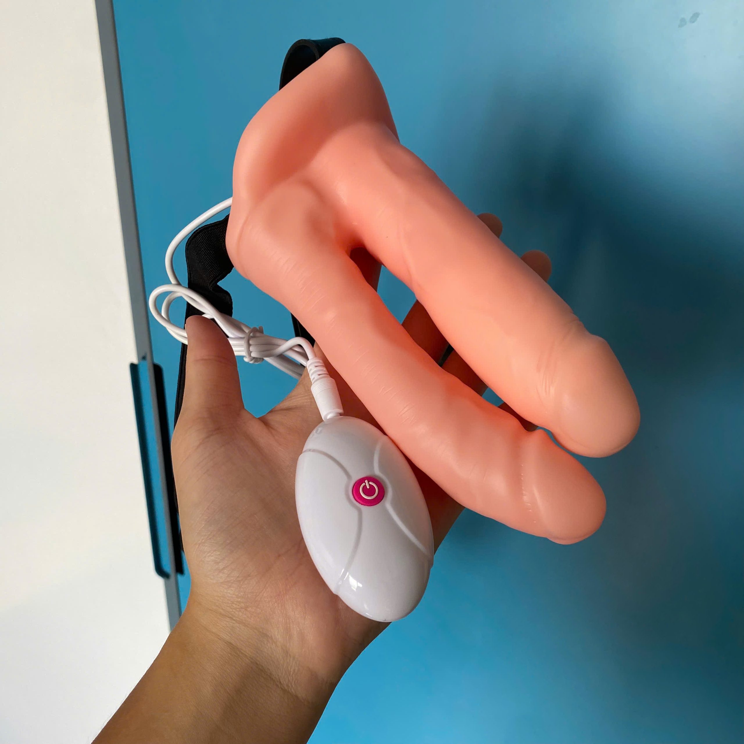 Dildo đeo hông unisex Lovetoy – Rỗng, rung, dây đeo da điều chỉnh thoải mái