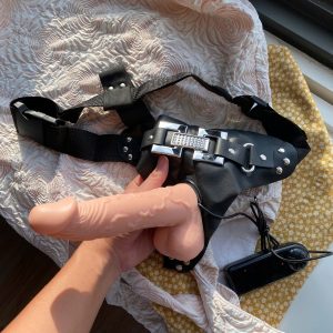 Dương Vật Giả Đeo Hông Baile Ultra Passionate Harness Rung Nhiều Tốc Độ Có Dây Đai Da