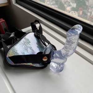 Dương vật giả trong suốt kèm dây đeo kim tuyến hấp dẫn