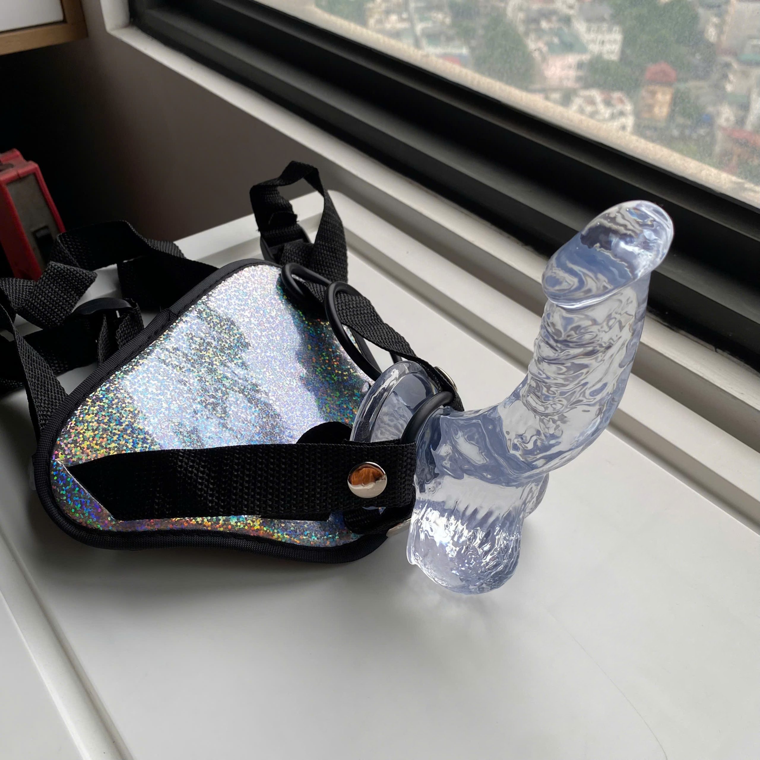 Dương vật giả trong suốt kèm dây đeo kim tuyến hấp dẫn