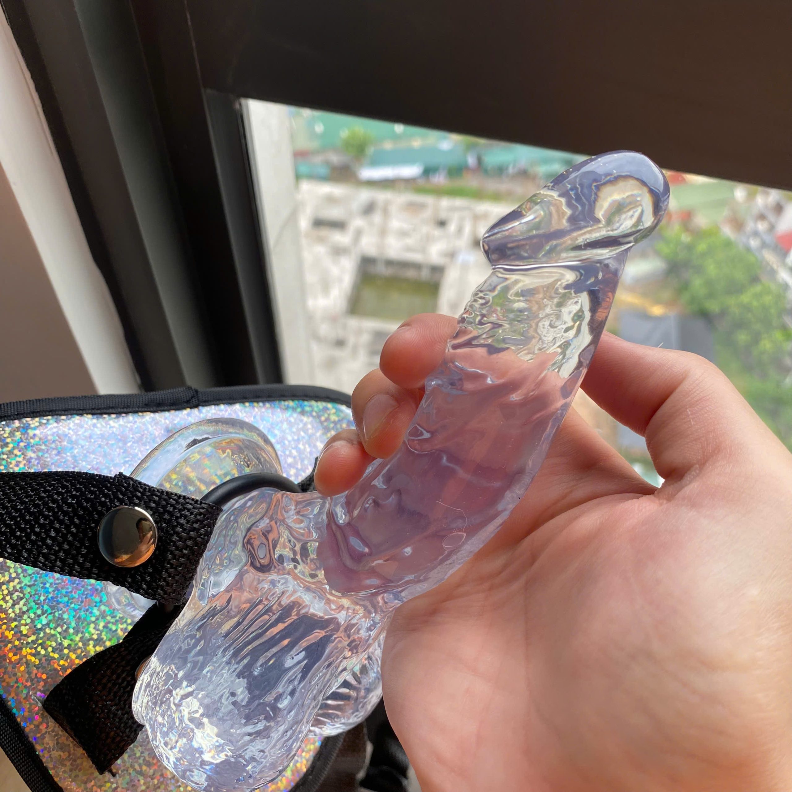 Dương vật giả trong suốt kèm dây đeo kim tuyến hấp dẫn - Ảnh 3